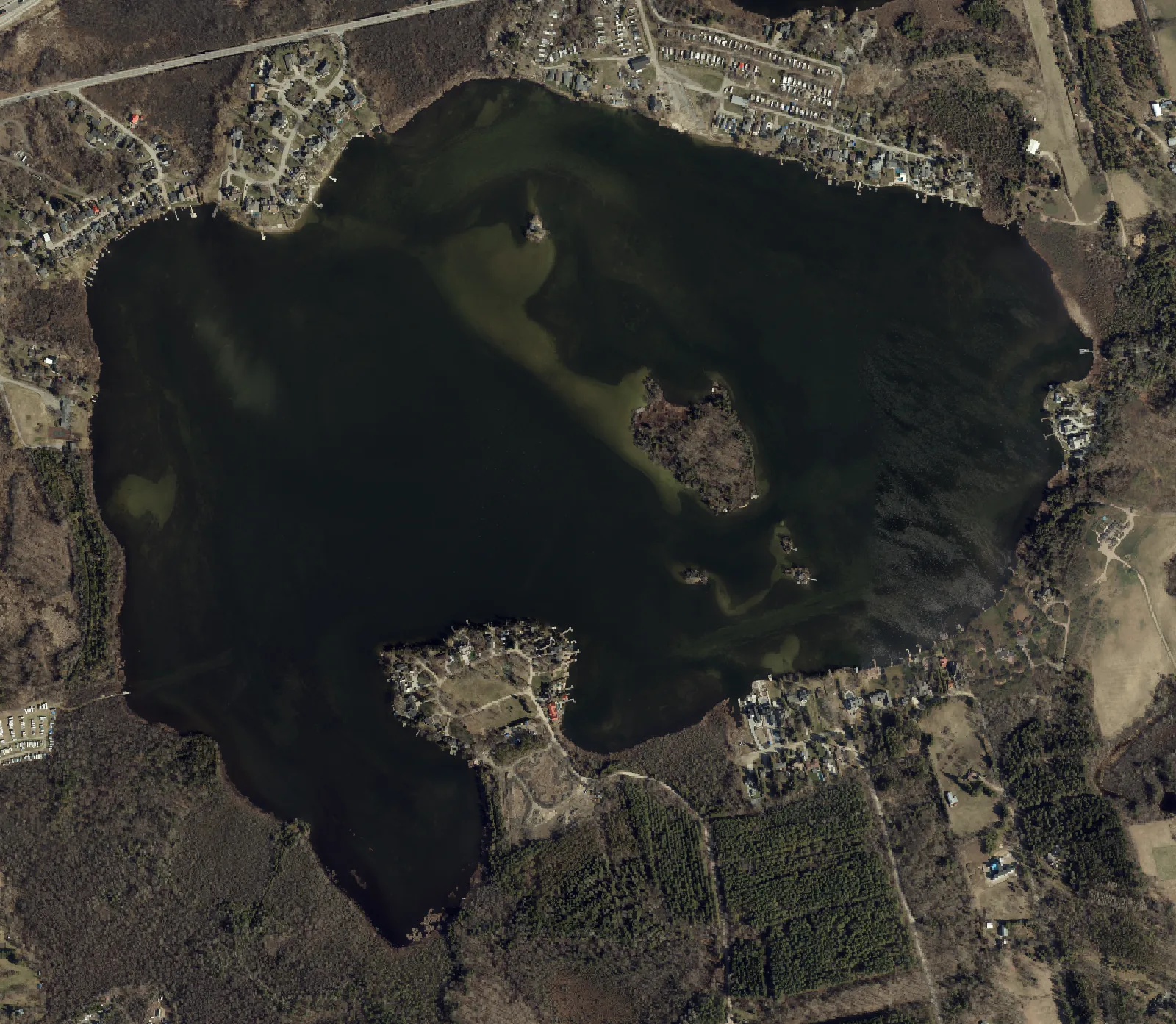 Aerial photograph of Puslinch Lake.