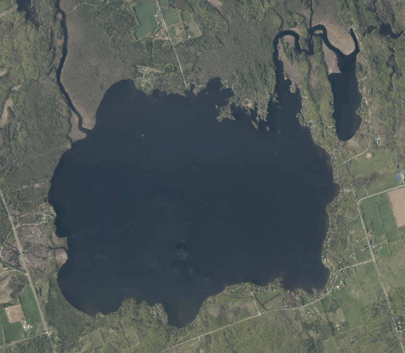 Aerial photograph of Round Lake.